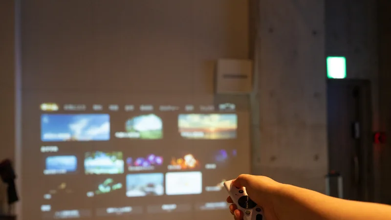 壁面に映像を投影するプロジェクターと、操作するリモコン