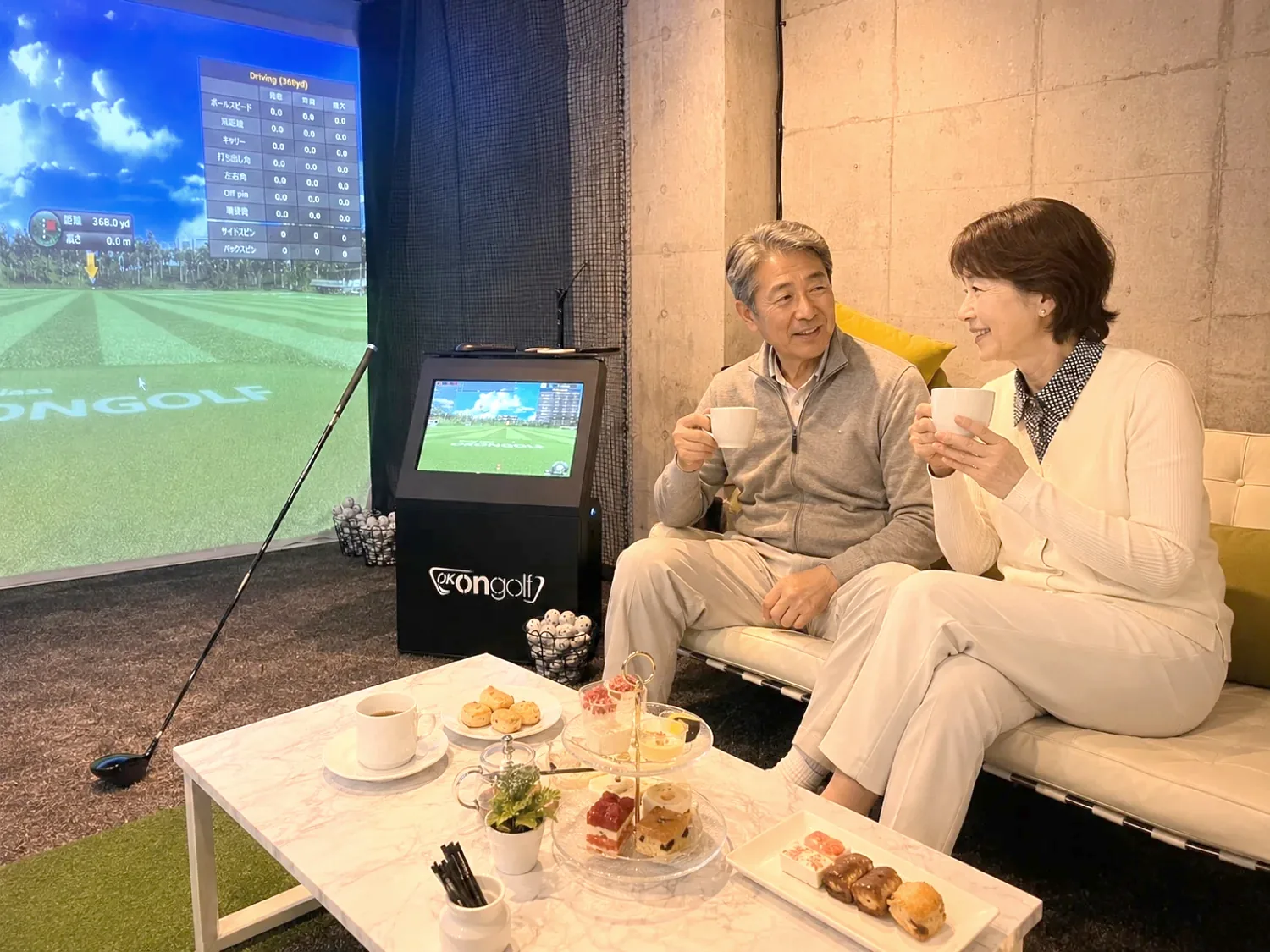 ソファでくつろぎながら語らう、落ち着いた大人のご夫婦