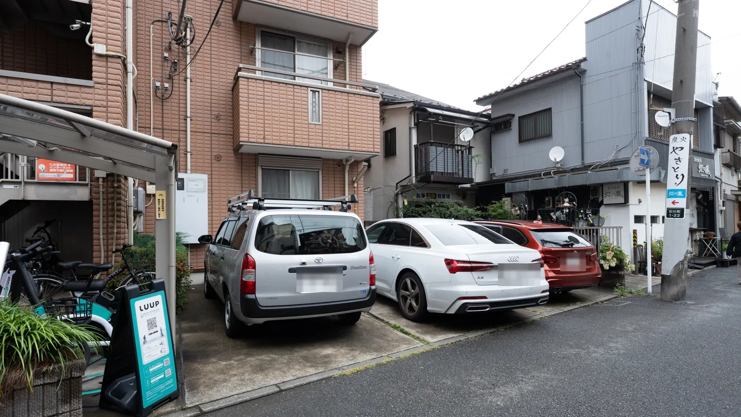 共用駐車場。3台分のスペースがあります